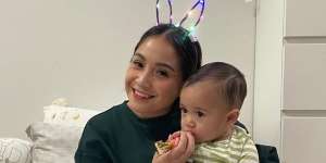 Potret Nagita Slavina Ngemper Makan Sate Taichan dan Nyanyi Bareng Pengamen
