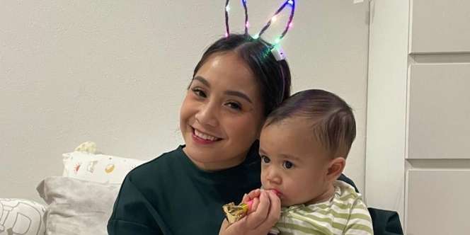 Potret Nagita Slavina Ngemper Makan Sate Taichan dan Nyanyi Bareng Pengamen