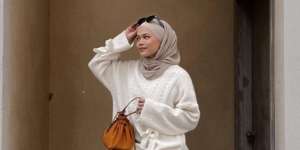 Styling Hijab Turban Flowy Simpel dengan Modal Karet Rambut