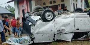 Detik-detik Mobil Pengangkut Uang Miliaran Terbalik di Jalanan Sumbar, Warga Bantu Pungut