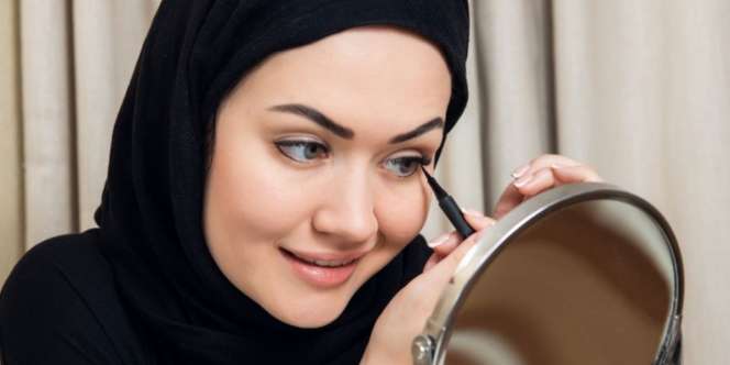 Lebih Mudah Membuat Wing Eyeliner dengan Ujung Kuku