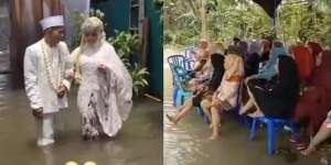Kumpulan Momen Sad Pengantin Menikah di Tengah Banjir, Tegar Demi Status Halal