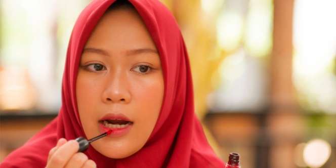 Rapikan Noda Lipstik di Sekitar Bibir dengan Base Makeup