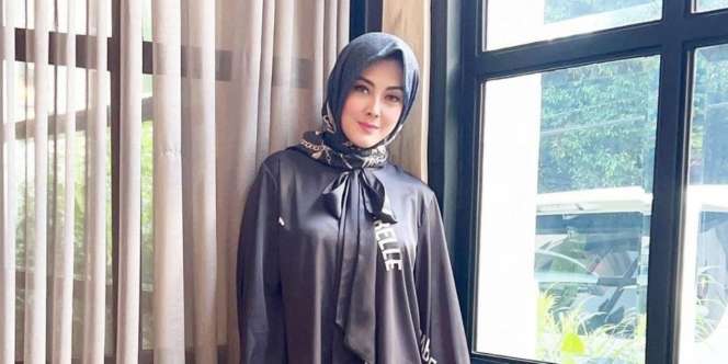 Tengok Tampilan Anggun Dhena Devanka Saat Belajar Berhijab 
