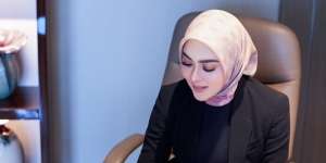 Gemasnya Kalung Syahrini Berbentuk Tas Mini Kelly Hermes, Intip Detailnya