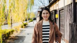 Retro Look Dian Sastro Saat Jelajah Jepang, Jinjing Tas Berdesain Seru