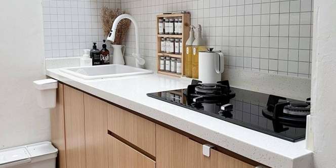 Dapur Monokrom Simpel Lebar 2 Meter, Cari Tahu Biaya Pembuatannya