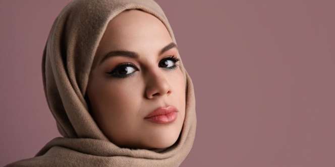 Lapis 2 Warna Eyeshadow, Smokey Eyes Jadi Lebih Bold
