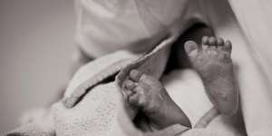 Pilu! Diusung dengan Tandu Sejauh 7 Km, Ibu dan Bayi dalam Kandungan Meninggal Usai Bersalin di Pinrang