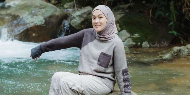 Basah-basahan di Sungai, Intip Pilihan Busana Casual Ririe Fairus