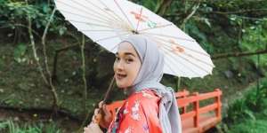 Pesona Ririe Fairus Pakai Kimono Merah bak Gadis Jepang