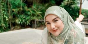 Outfit Nyaman dan Anggun Irish Bella Berbalut Cape Monokrom Etnik 