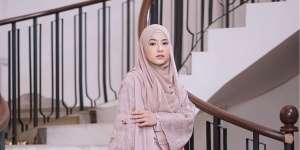 Pesona Natasha Rizky Padukan Dress Green Emerald dan Hijab Syar'i
