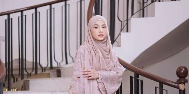 Pesona Natasha Rizky Padukan Dress Green Emerald dan Hijab Syar'i