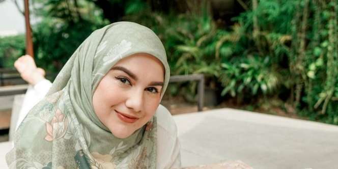 Vest Scuba Bikin Irish Bella Tampil Beda, Malah Jadi Seperti Remaja