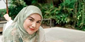 Anggunnya Irish Bella Berbalut Busana Syar'i Kala Umroh