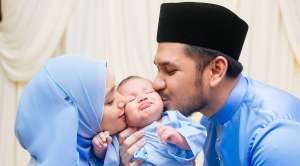 Tak Ada Ayah, Siapa yang Sebaiknya Lantunkan Azan Saat Bayi Baru Lahir?
