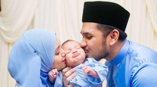 Tak Ada Ayah, Siapa yang Sebaiknya Lantunkan Azan Saat Bayi Baru Lahir?