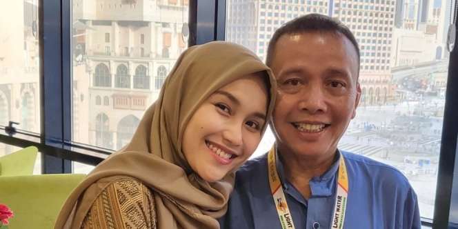Potret Ayah Rozak Keliling Jualan Pempek Bersama Ayu Ting Ting, Ketemu Mantan Kekasih