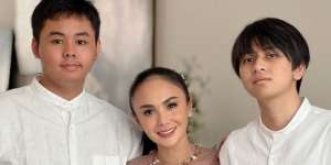 Awet Muda, Potret Seleb Cantik Bareng Putranya, Kerap Dikira Pacar!