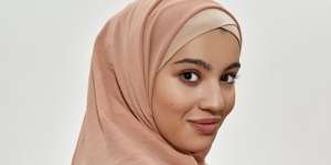 Tren Pakai Blush on Bentuk Alfabet, Hasilnya Tak Terduga