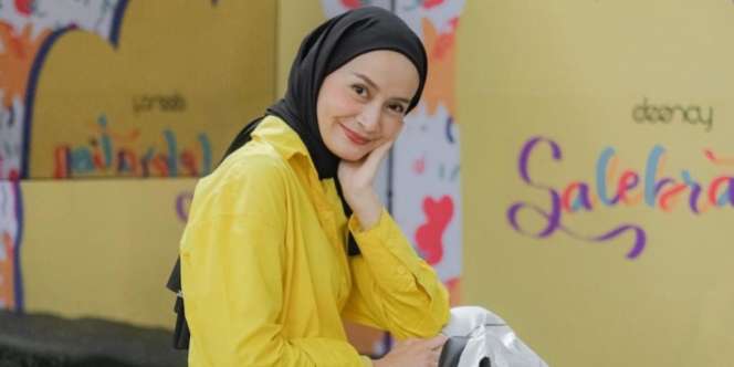 Style Kerudung Hitam Tak Monoton, Coba Tiru Gaya Dhatu Rembulan