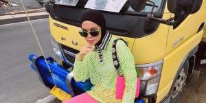 Pose di Depan Truk, Lihat Pilihan Outfit Seru Tantri Namirah 