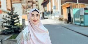 9 Potret Safari Dakwah Oki Setiana Dewi di Amerika, Sempatkan Makan Bakso 