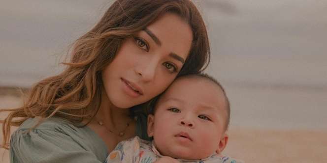 4 Padu Padan Outfit Kece Nikita Willy Saat Gendong Anak