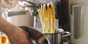 Alasan Penting Tambahkan Garam Saat Merebus Pasta