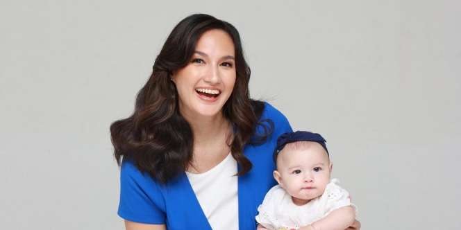 Chic Dress Nyaman, Outfit Andalan Nadine Chandrawinata Saat Momong Anak