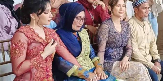 Diberangkatkan Umroh oleh Indah Permatasari, Ibunda Tak Mau Doakan Arie Kriting