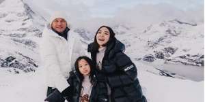 Liburan Bareng Anak, Gading dan Gisel Diminta Warganet Rujuk