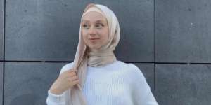 Styling Pashmina Flowy Tanpa Jarum Pentul, Cukup Diikat