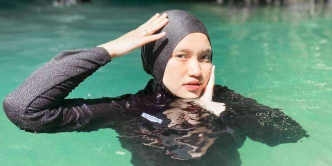 Potret Nabila LIDA Tampil Stylish saat Berenang, Wajah Glowing-nya Makin Terlihat