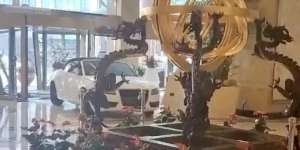 Murka Laptop Hilang di Kamar, Tamu Hotel Acak-acak Lobi dengan Mobil Sport