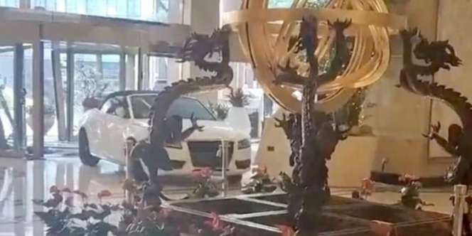 Murka Laptop Hilang di Kamar, Tamu Hotel Acak-acak Lobi dengan Mobil Sport