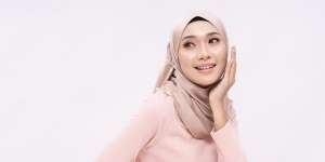 Aplikasikan Highlighter dengan Cara Sederhana Agar Wajah Glowing Natural