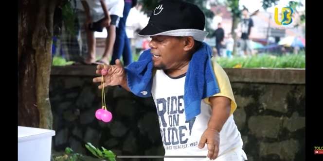 Pamor Redup, Ucok Baba Pilih Jualan Lato-Lato di Trotoar
