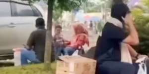 Momen Kocak Bocah Salah Orangtua, sampai Minta Suapin Makan Sama Orang Lain