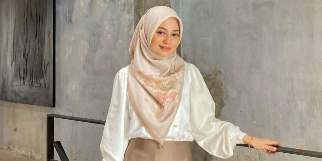 Ide Tampil Feminin dengan Style Pashmina Simpel