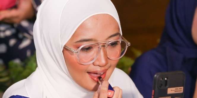 Tampil Menarik dengan Satu Warna Lipstik