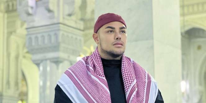 5 Potret Ivan Gunawan Tampil Berpeci, Baju Koko, dan Sorban Saat Umroh