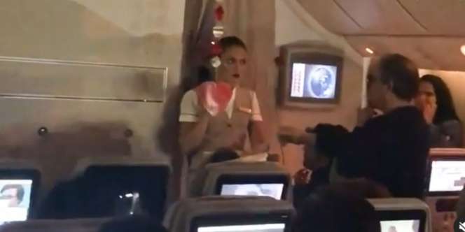 Bengong Kabin Pesawat Penuh Simbol Hati, Pramugari Menangis Dilamar Saat Bertugas