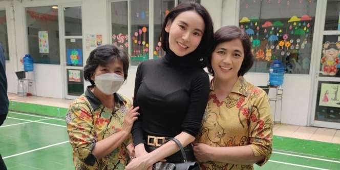 8 Potret Fitria Yusuf `Bos Jalan Tol` Mendadak jadi Guru SD, Penampilannya Bikin Murid Gak Konsen!