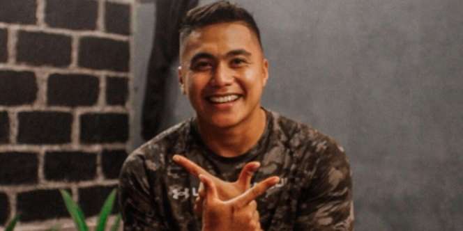 Pengantin Baru, 7 Potret Aprilio Manganang Bersihkan Bulu Ayam Jadi Sorotan, Macho?