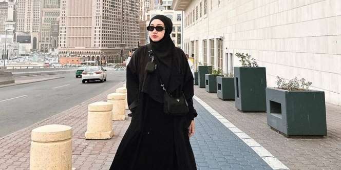Dian Pelangi Pilih Busana Hitam Putih untuk Umroh, Ada Alasannya
