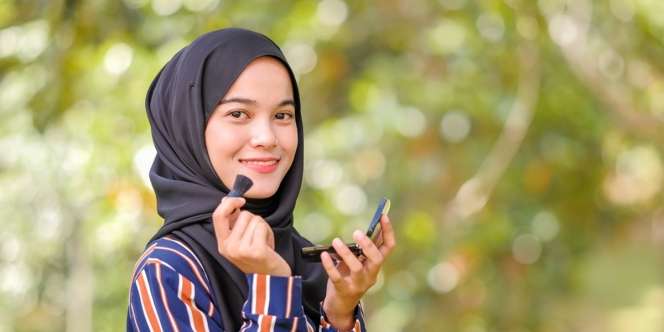 Perbaiki Kuas Makeup Berantakan dengan Lem Bulu Mata