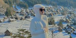 Style Warm White Dinda Hauw Saat Pamer Baby Bump di Jepang