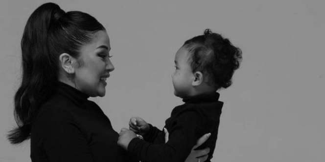 Mutia Ayu Ajak Putrinya ke Makam Glenn Fredly, Gewa: Ini Rumah Ayah, ya? 